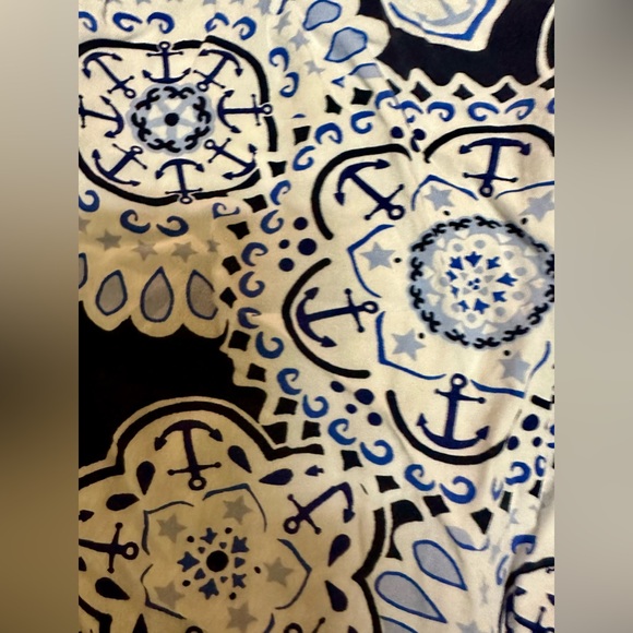 Beautiful Crown & Ivy Top - Picture 4 of 5